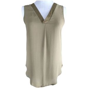 5/$25 SALE! H&M Sleeveless Hi-Low Flowy V-Neck Blouse